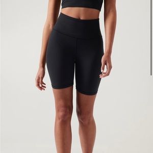 Women’s Black Athleta Ultra High Rise Elation 7” Short
